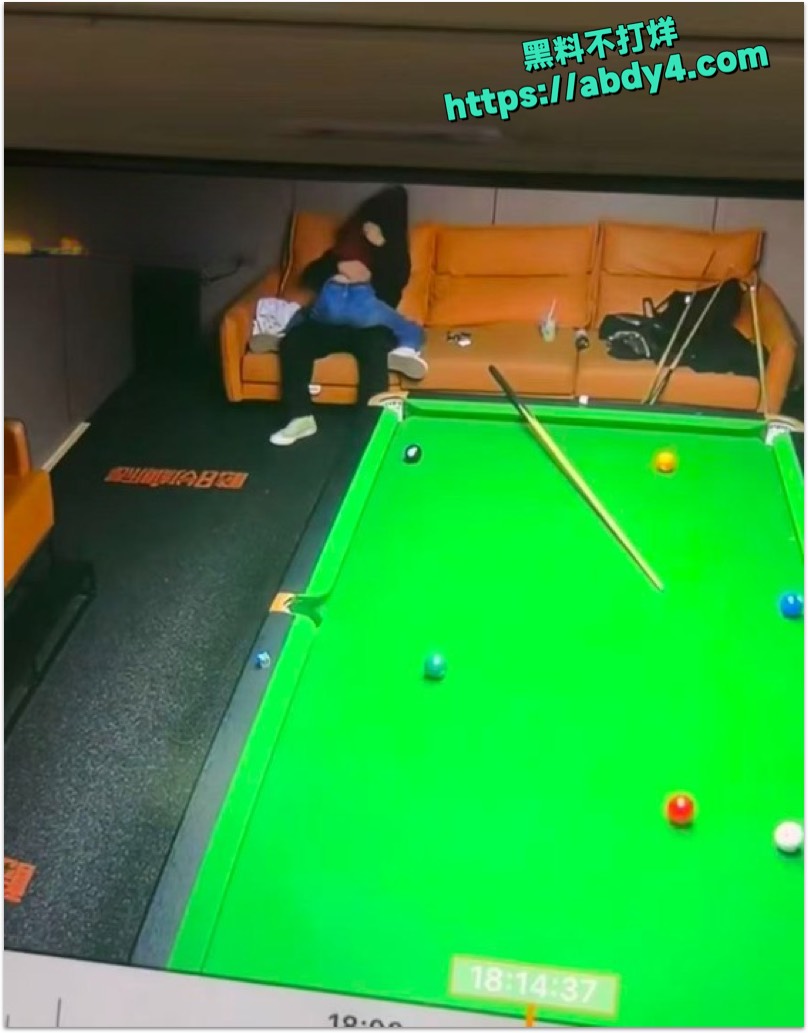 台球厅精神小伙暧昧监控视频 1