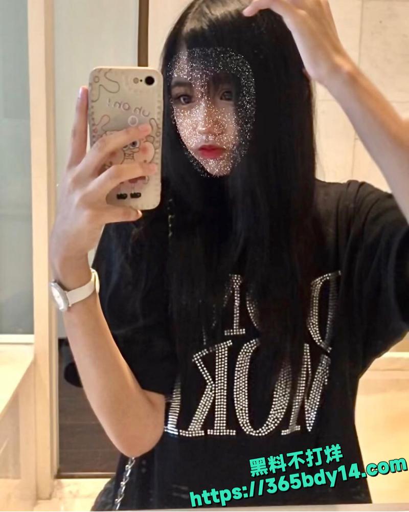 兄弟女友深喉口交挑逗 2.