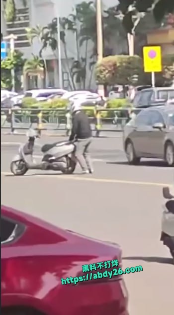 男子在马路中间狂操自己的摩托车 3