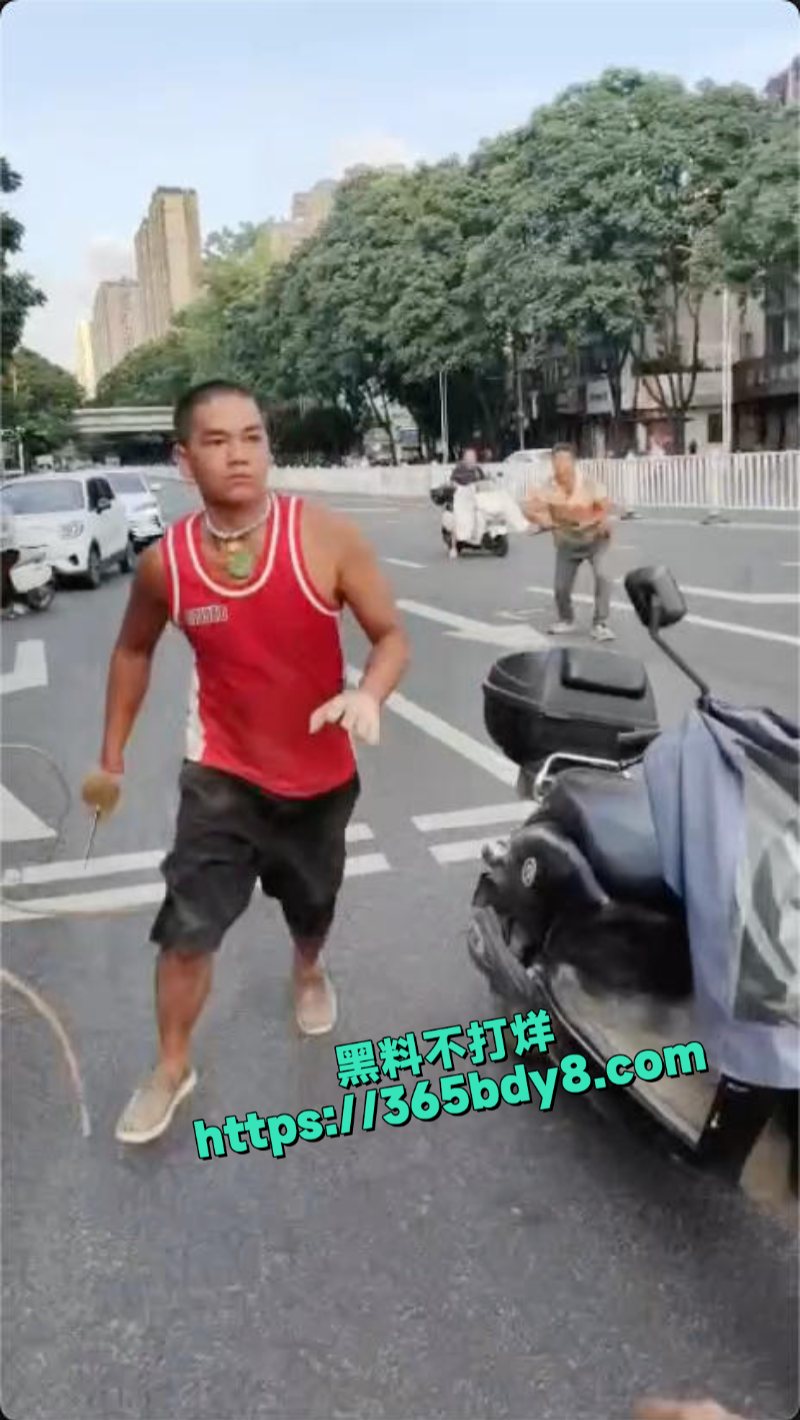 广西南宁一男子在街头抢劫后持刀捅人2
