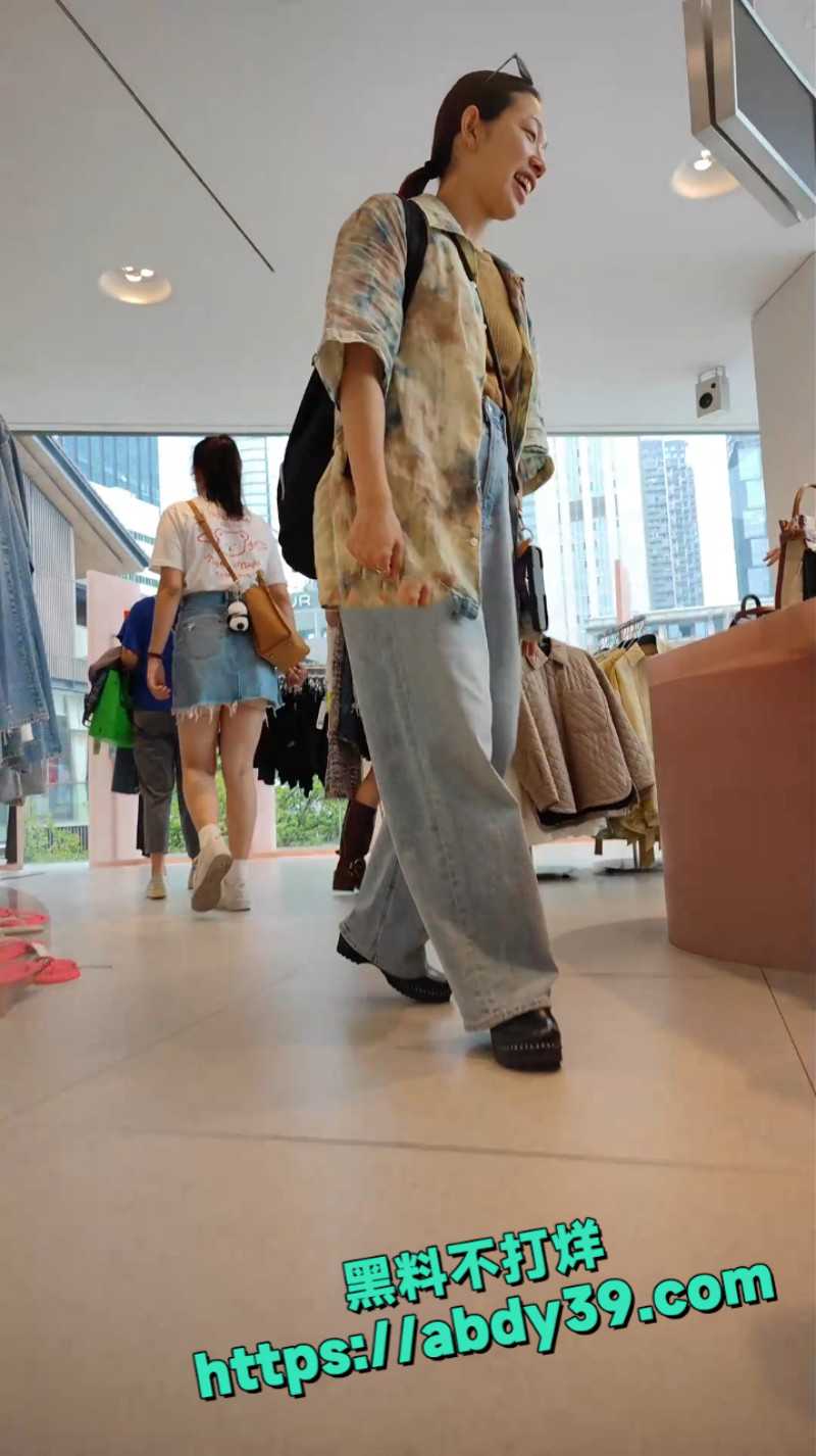 步行街拍抄底大神 26