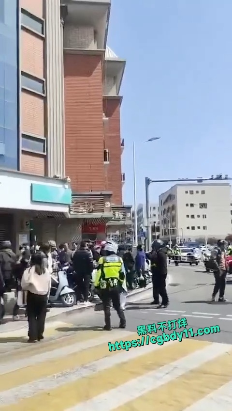一男子抢劫一家金店后，又持刀进入一家手机店4
