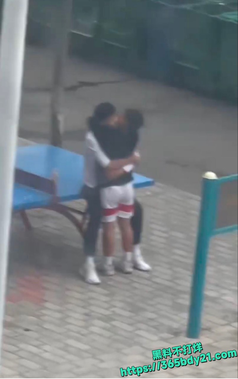 学生光天化日亲热视频2