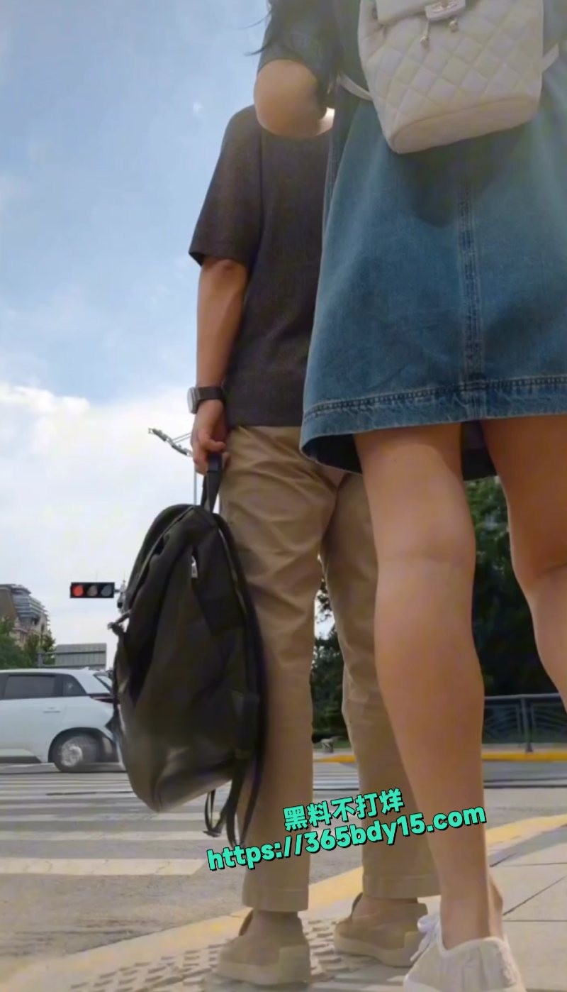 顶级少妇跟老板逛街被偷拍裙底 2