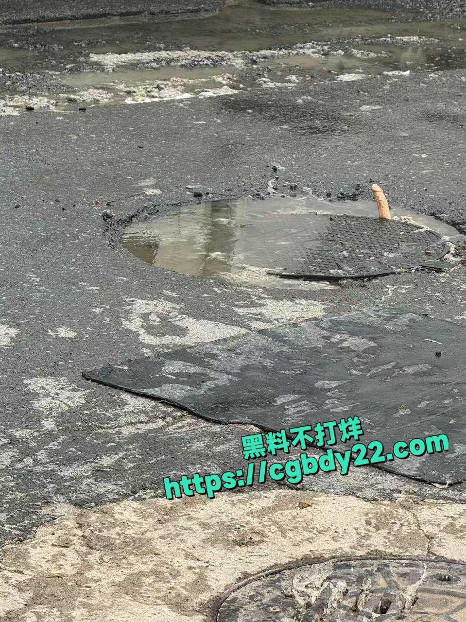 学校下水道堵住了 喷出来个假鸡巴7