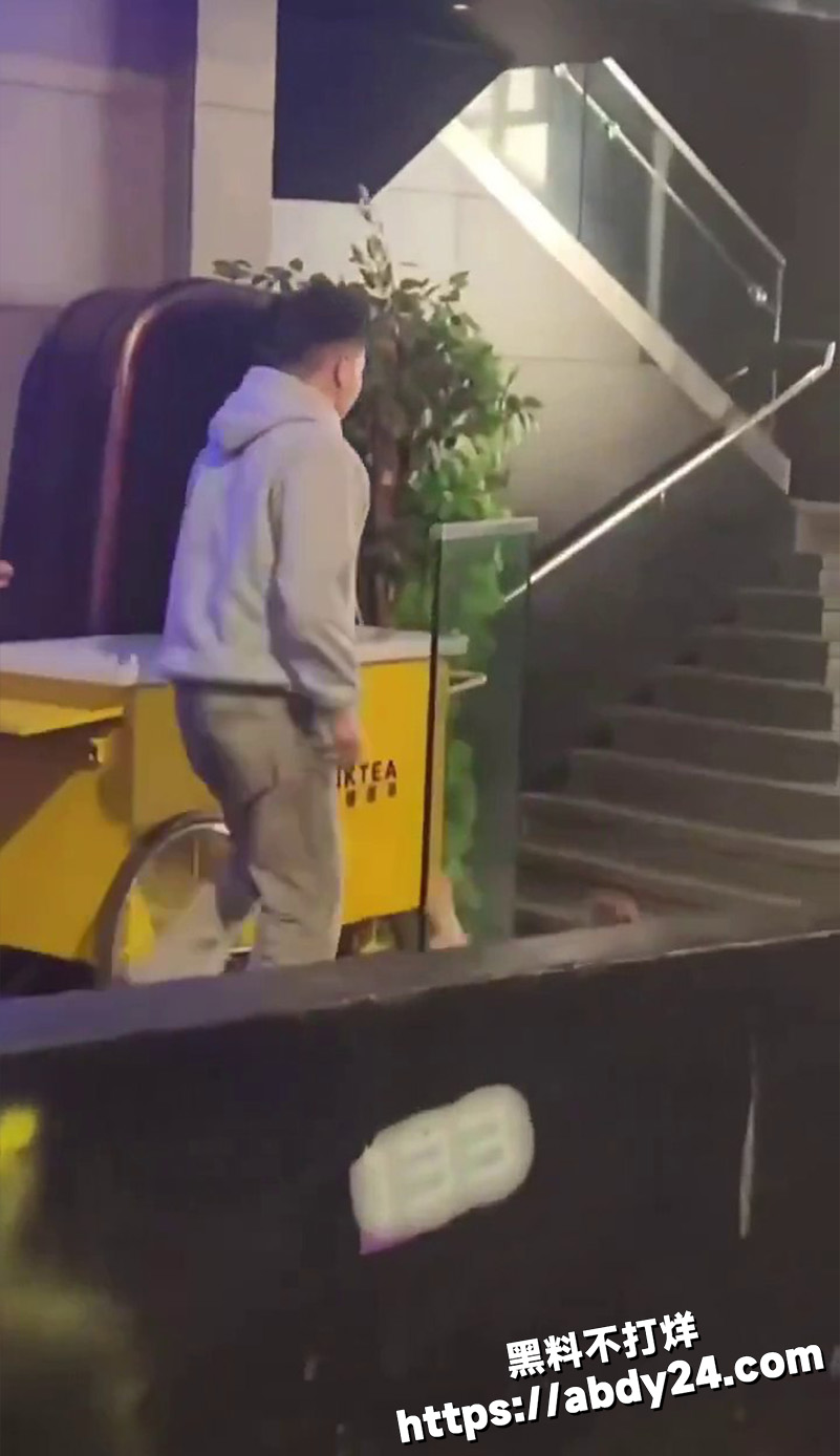 男女互殴小伙抓奶锁喉8