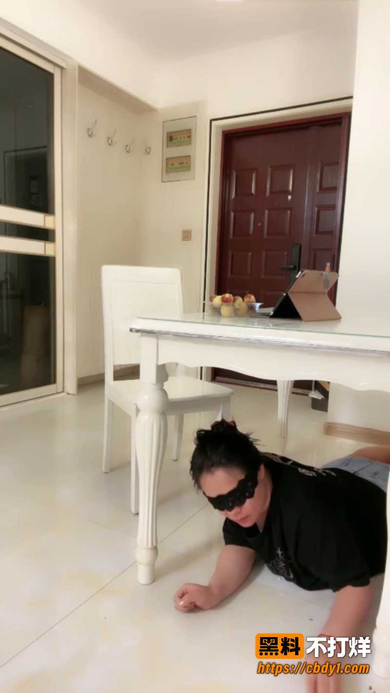 白衣女主导黑衣妹子蒙眼跪地含脚趾11