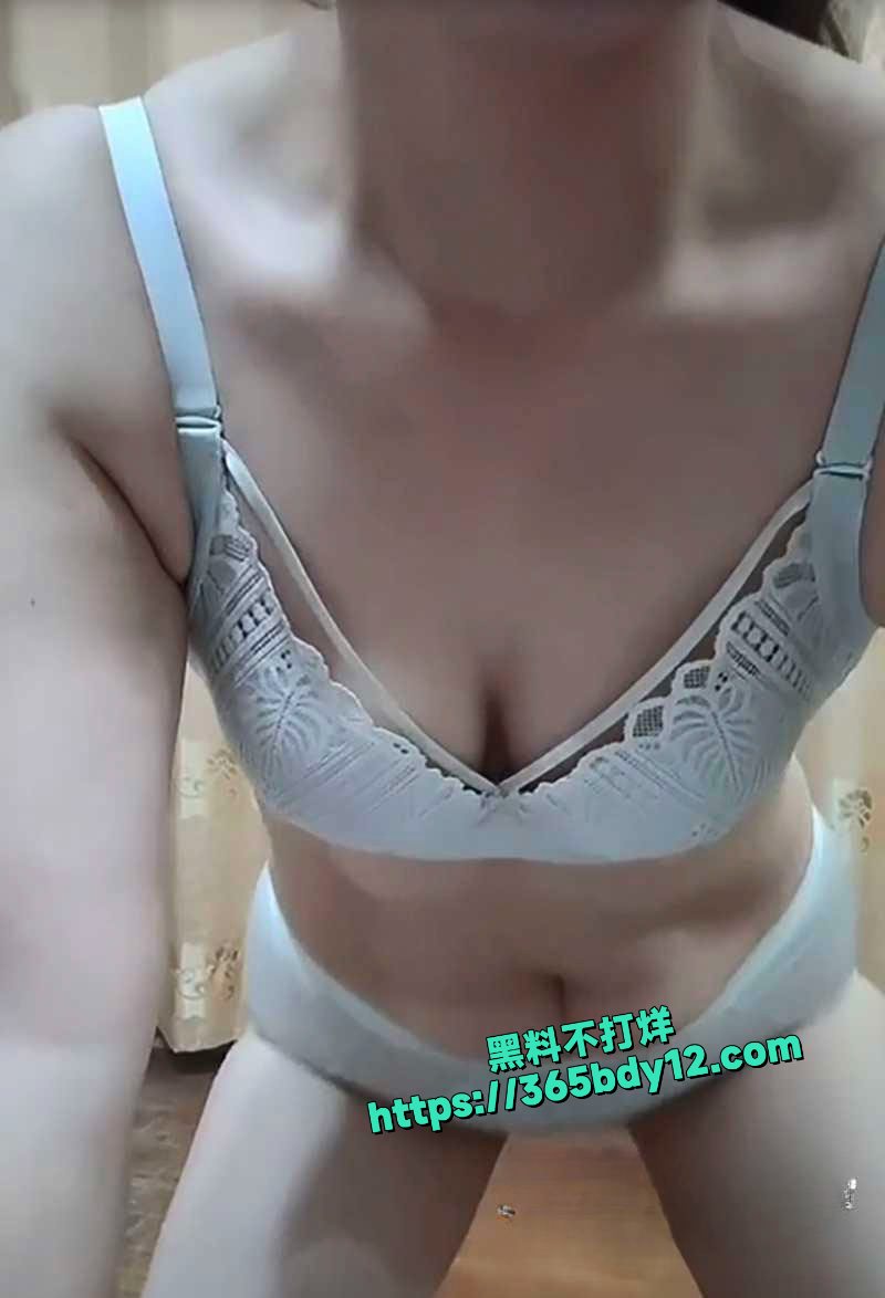 轻熟女网红雨夜不雅私拍流出5
