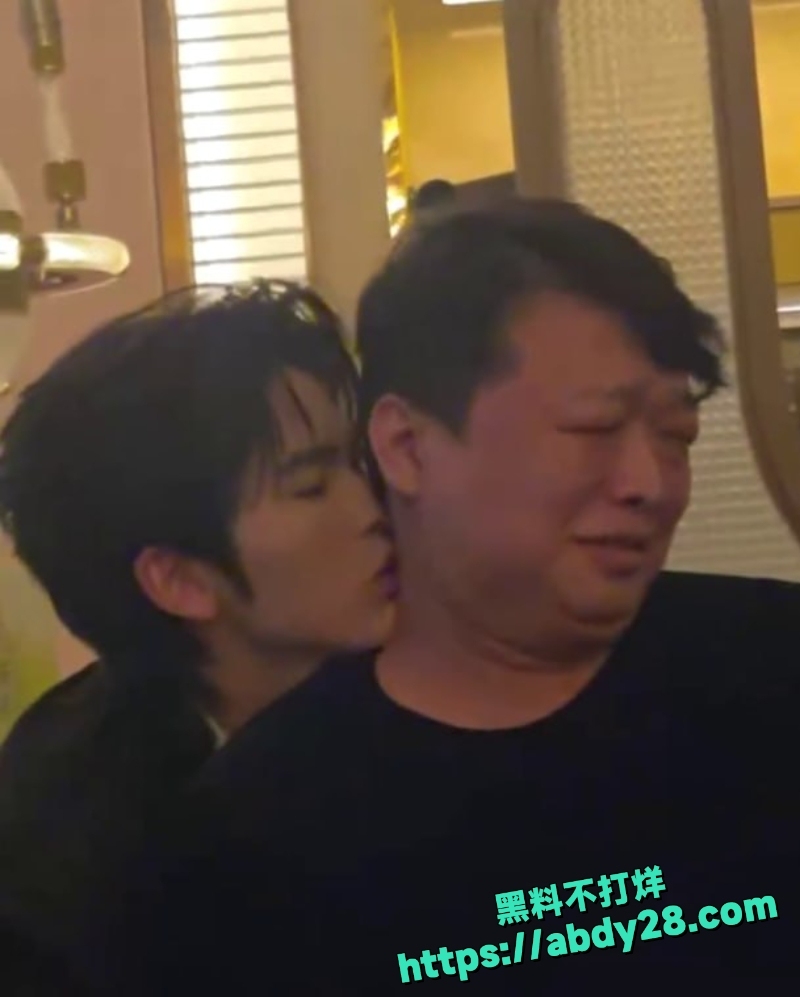 基佬帅哥抱着大爷狂亲曝光2