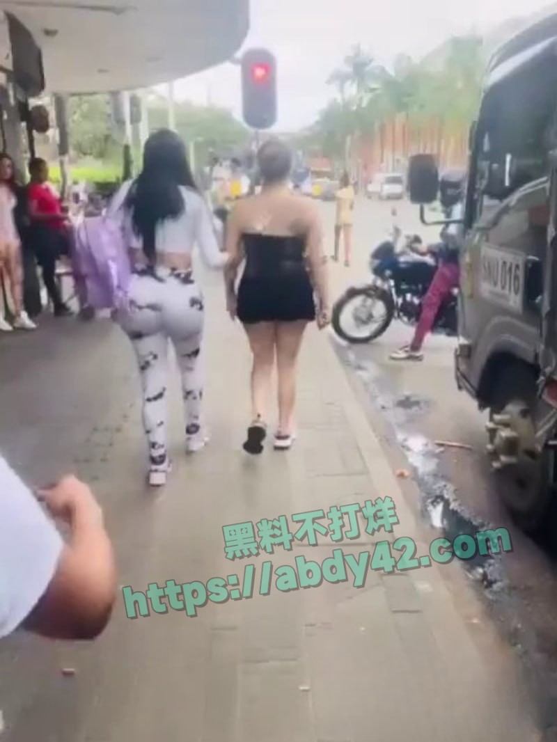 哥伦比亚市中心两女持刀搏斗4