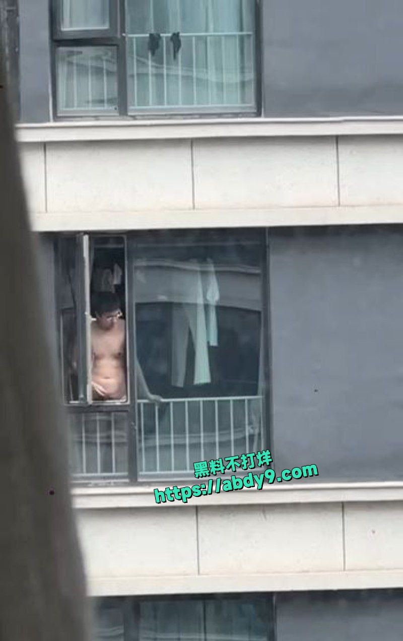 裸体眼镜哥窗户意淫街头美女打飞机 5