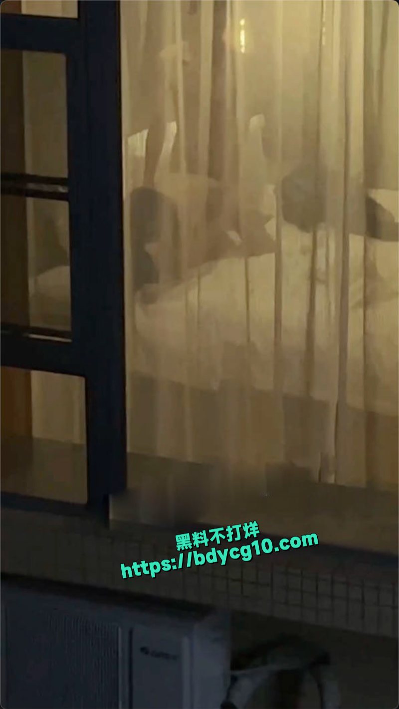夫妻做爱不拉窗帘被对面楼一群老六拍下全程3