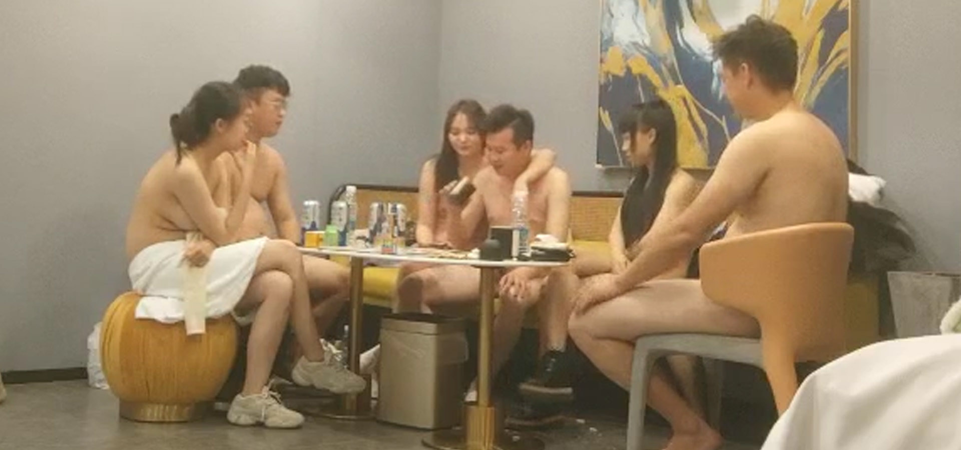 三个小伙各自带着漂亮小娇妻酒店玩换妻 玩游戏输了脱衣服最后全部脱光光