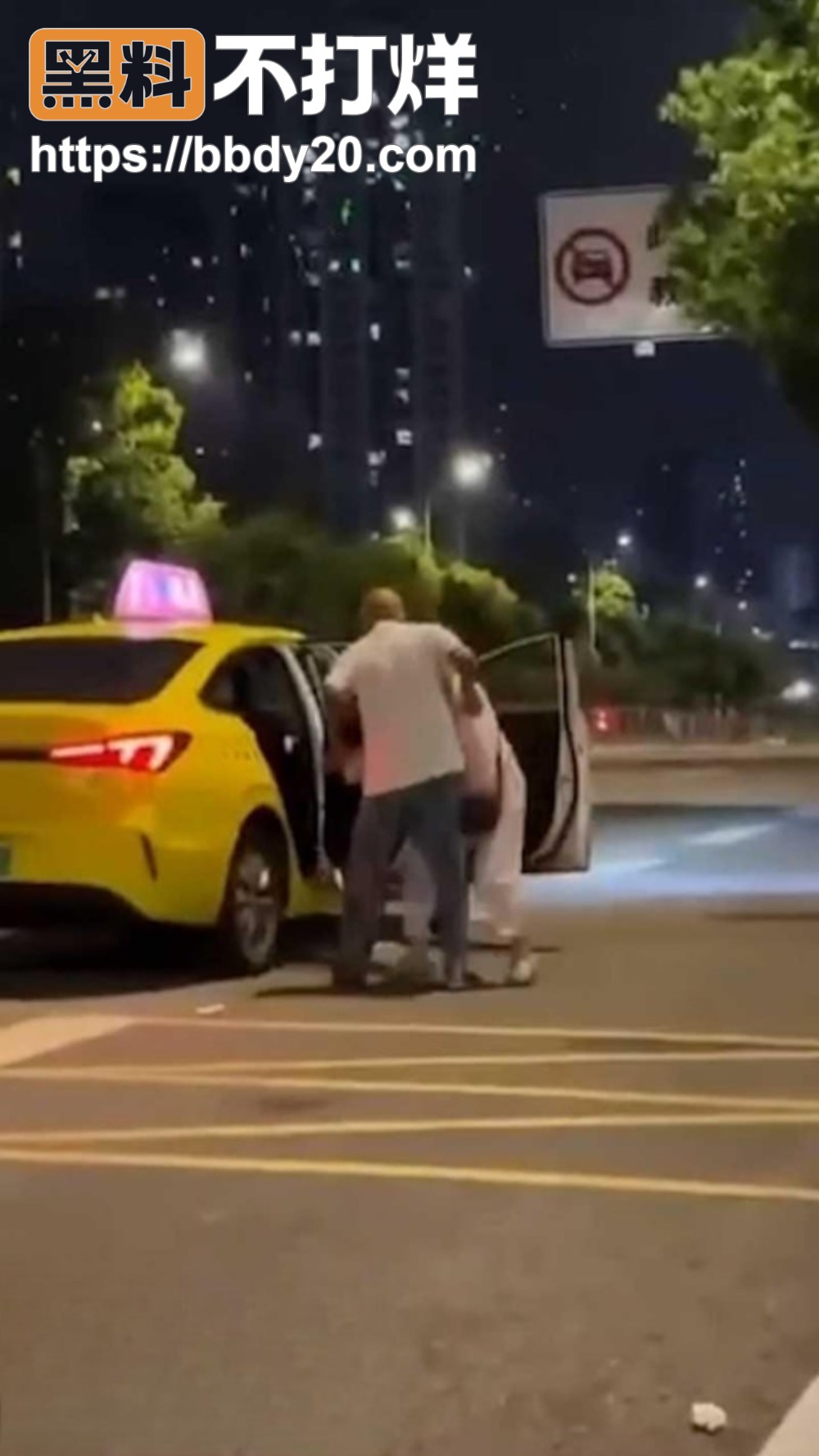 重庆街头大爷跟老婆吵架 大4