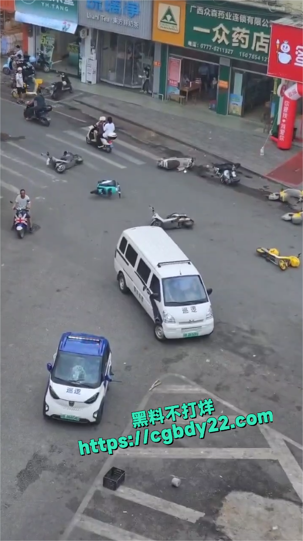 裸男砸警车4