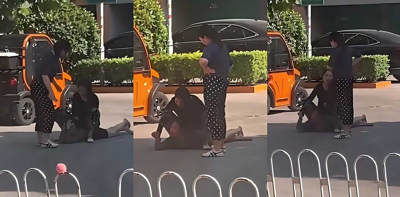 愤怒正妻伙同闺蜜 小区门口暴打小三 脚踹 薅头发 按在地上猛摩擦