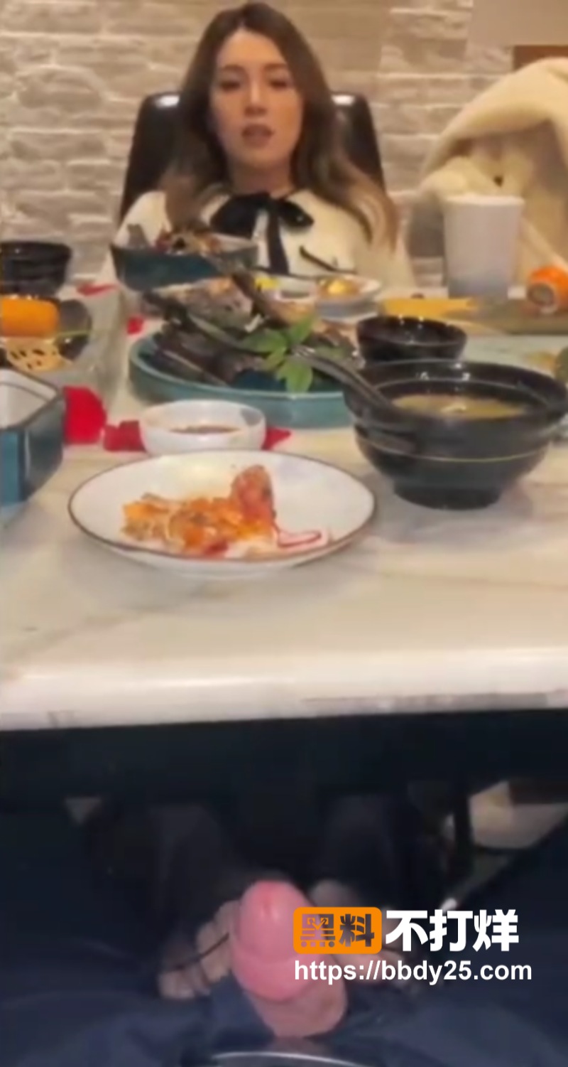 极品高颜值反差婊 餐厅黑丝包厢露出5