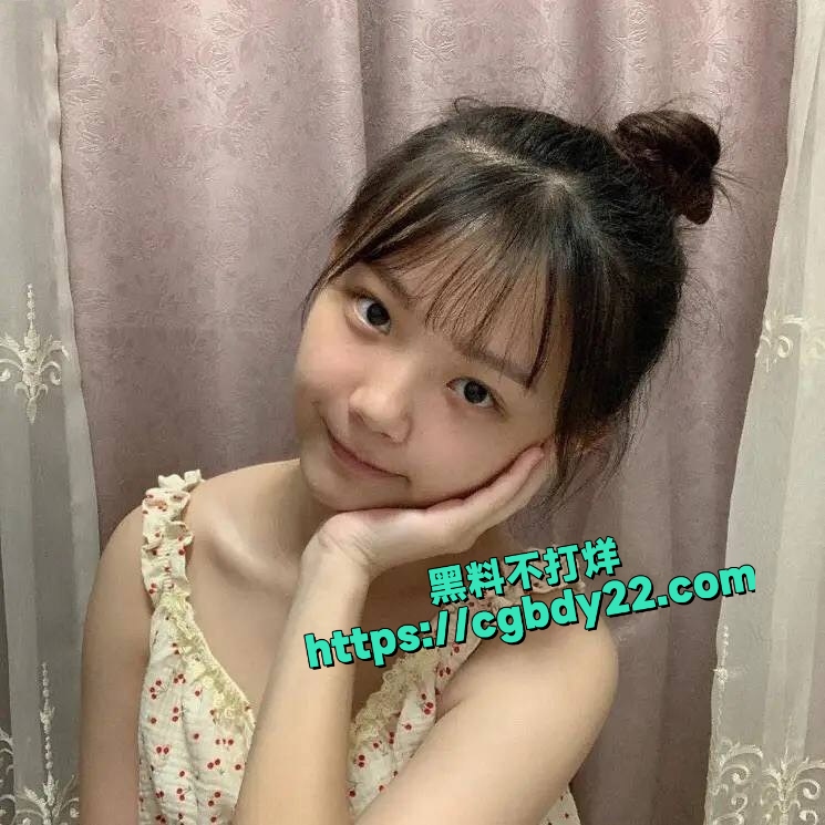 大一新生林语儿自拍给学长的裸照和露脸自慰视频被外流了出来2