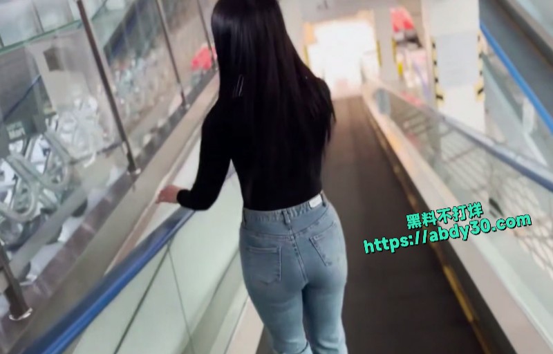 蜜桃臀韩妹穿牛仔裤逛超市2