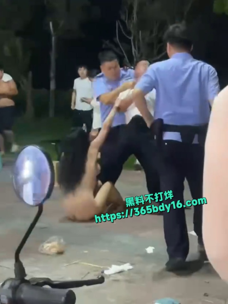 安徽某大排档惊现小仙女全裸砸场2