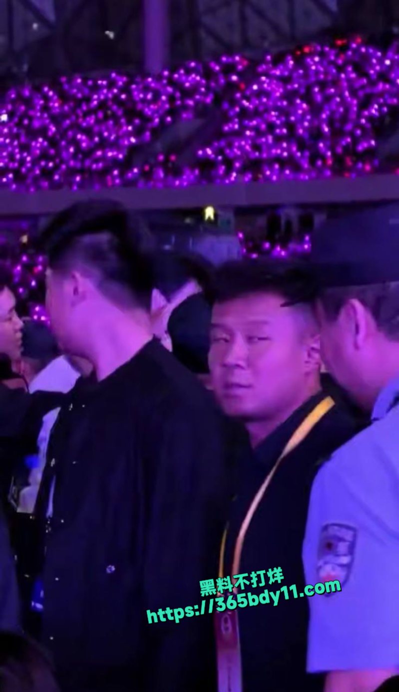 杨宗纬演唱会西宁站演出时意外从舞台跌落1