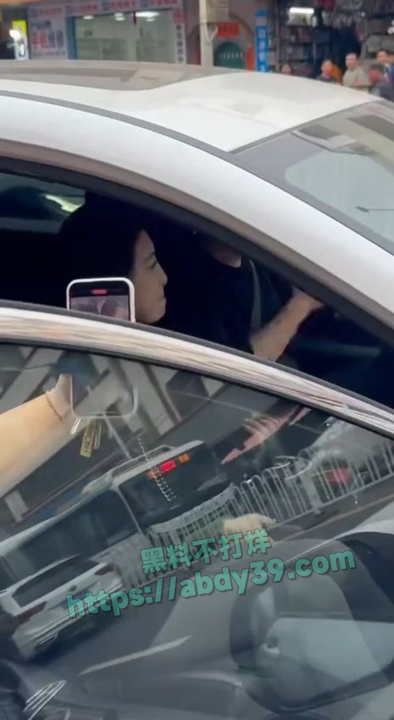 当街围堵捉奸老公4
