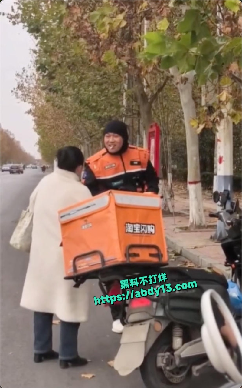 西安大妈偷外卖被小哥当场抓包 7