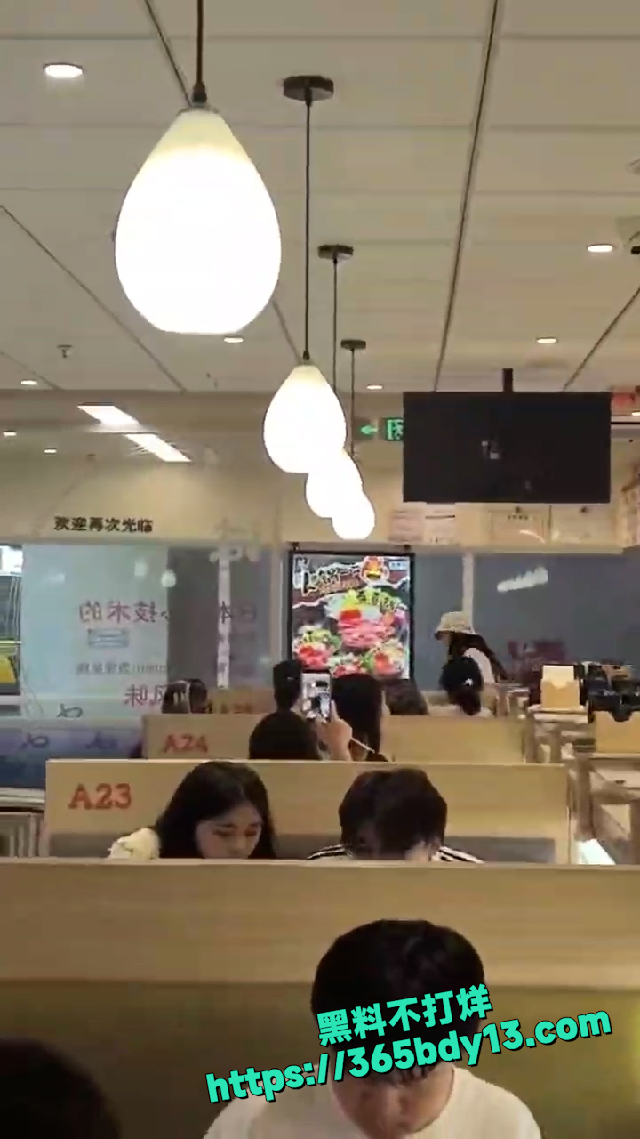 一女的嫌弃寿司做的难吃 8