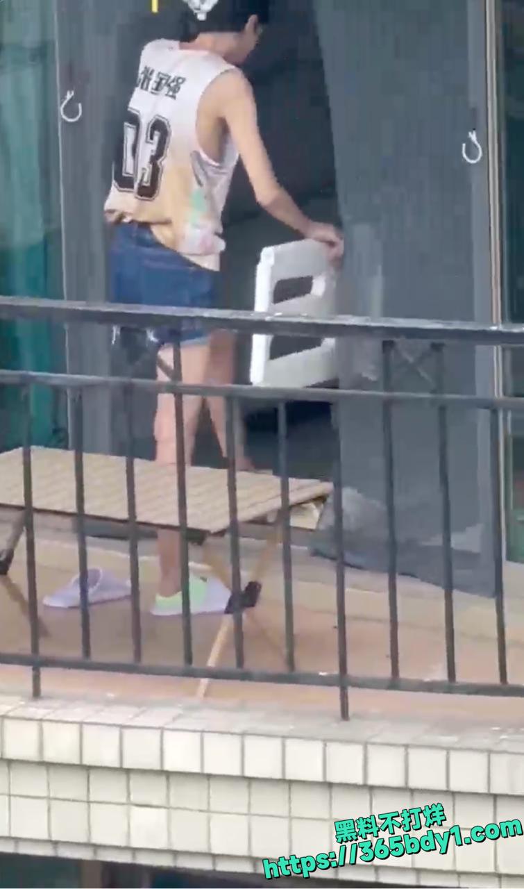 母狗在家不穿内衣被对面老王偷拍1