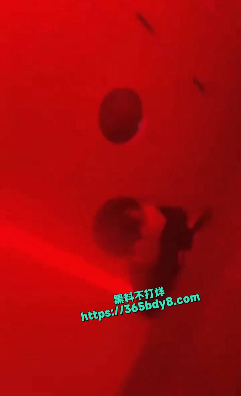 酒吧厕所干起来了叫那么大声5