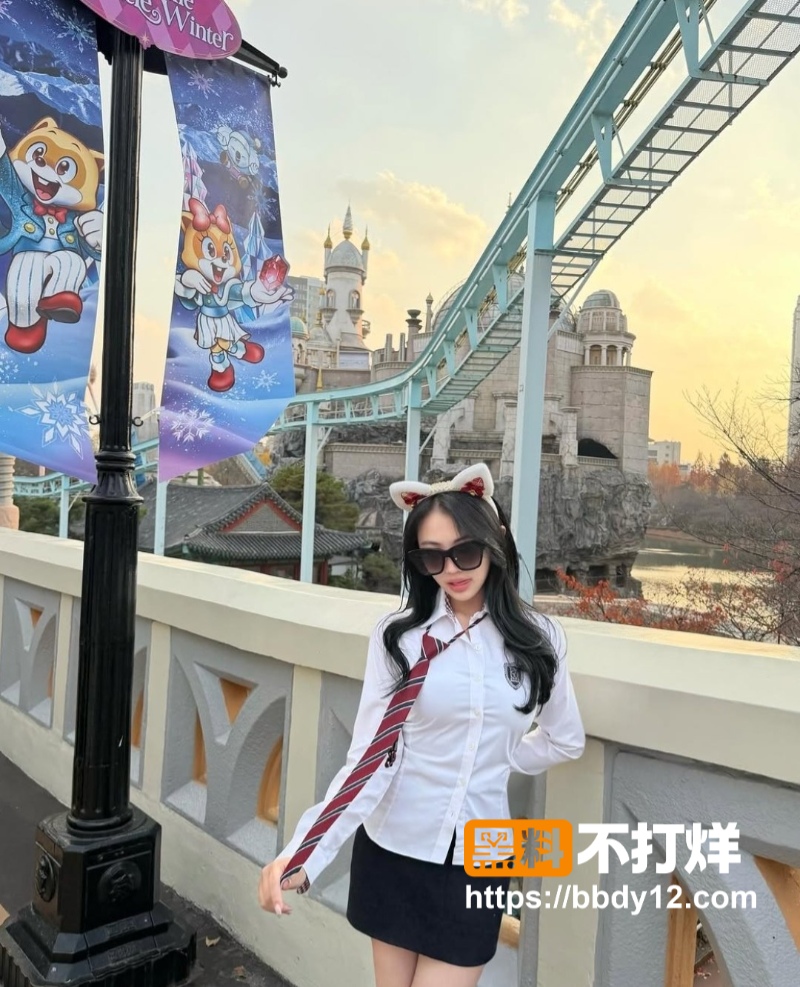 高颜值巨乳服装店老板娘05