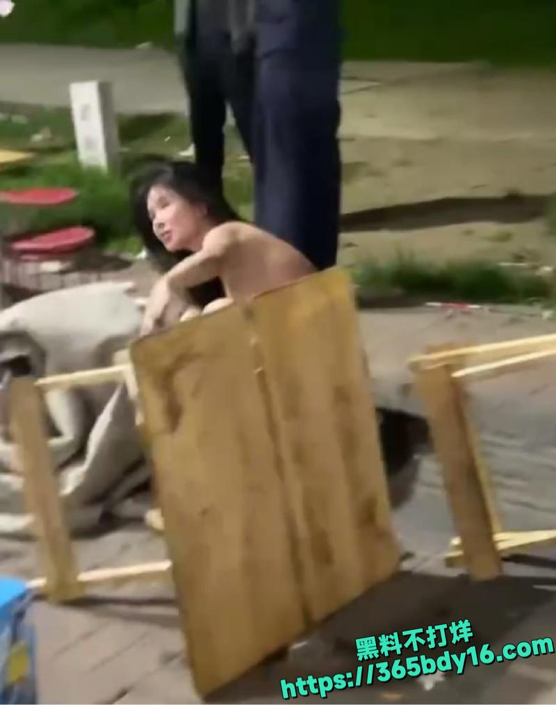 喝醉女孩当街裸奔引围观混乱4.