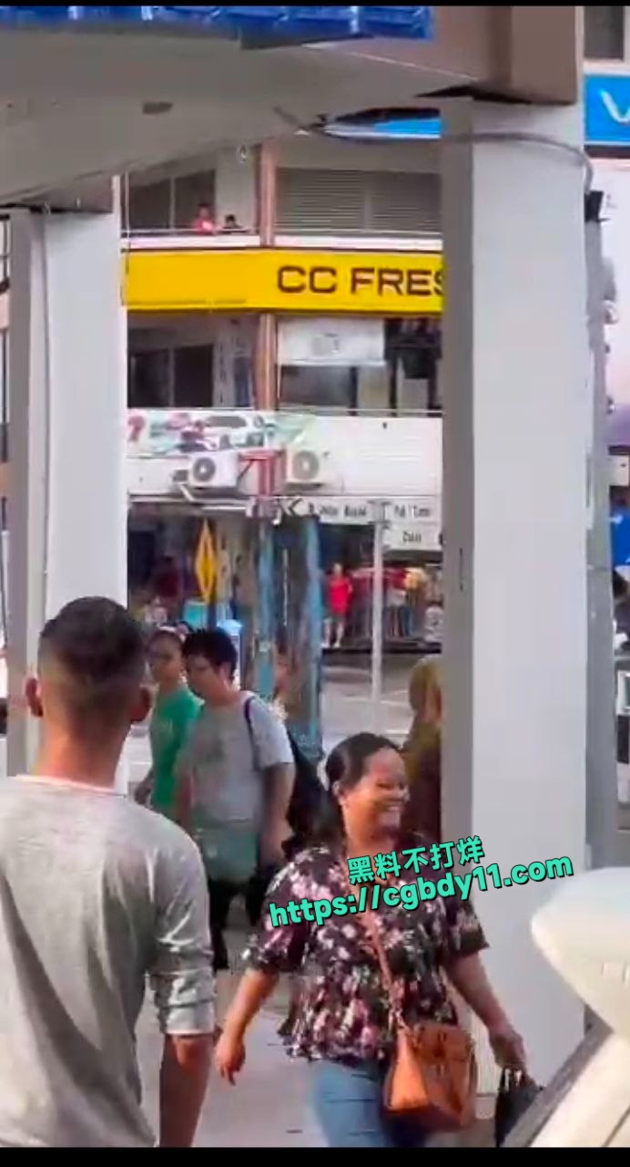 肥婆裸奔挑衅警察 (2).jpg