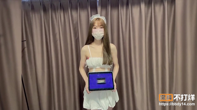 新娘婚纱下藏着粉嫩骚逼.jpg4