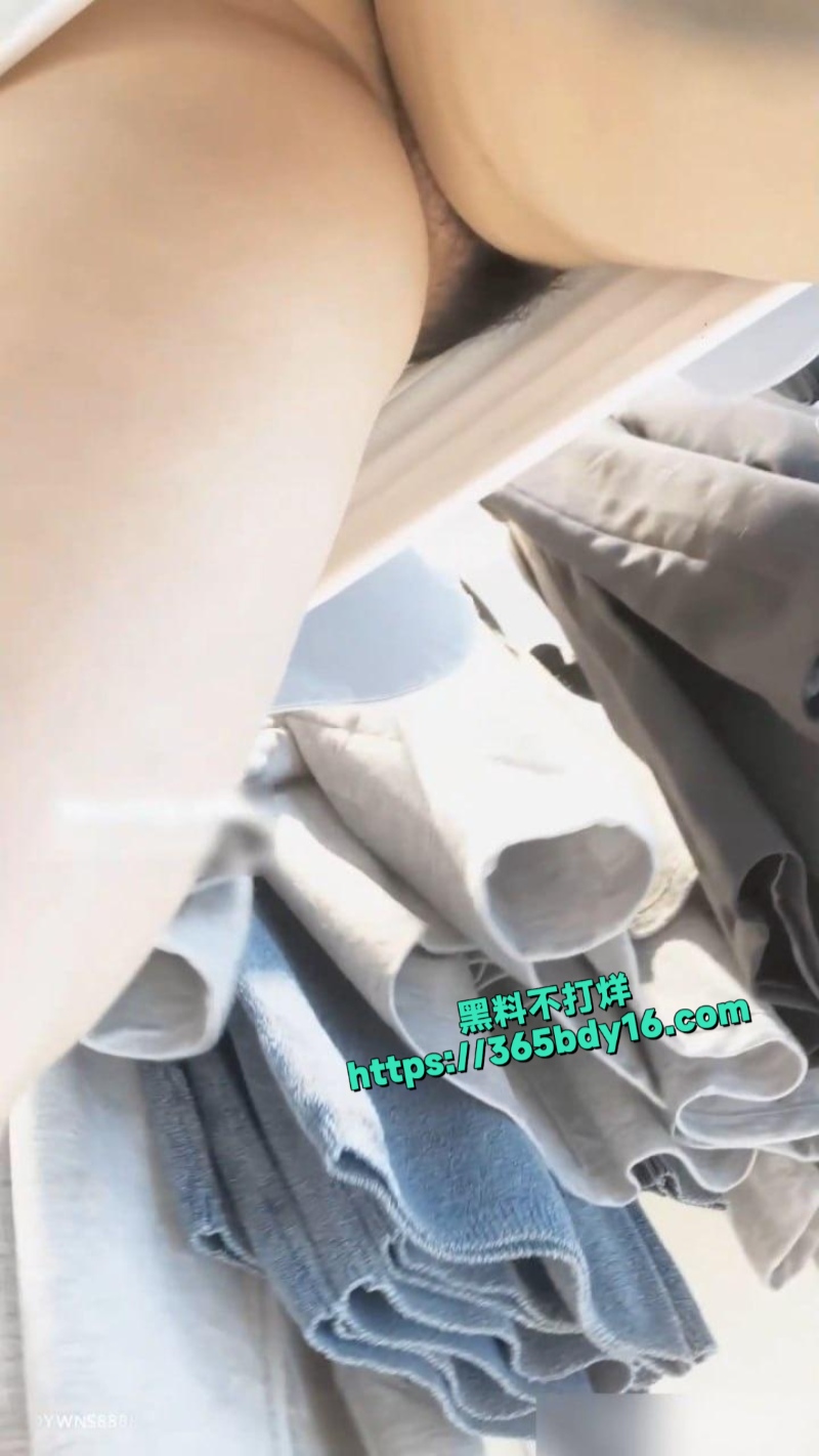 穿着诱人裙子的少女真空逛街1