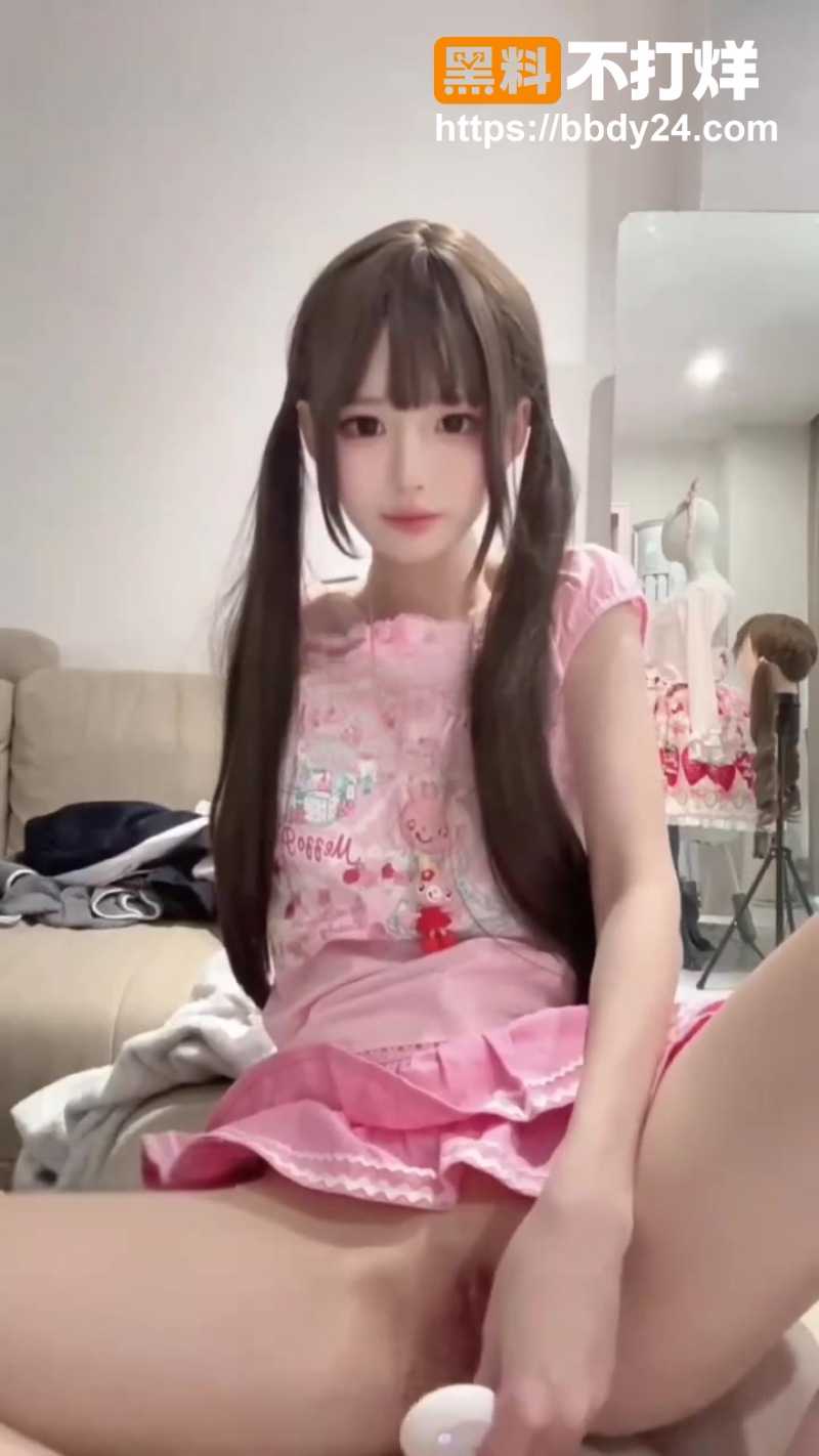 高颜值嫩妹福利姬季雨最新女儿服自慰
