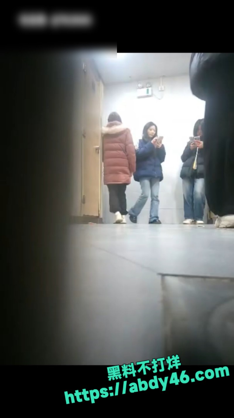 后拍肥臀骚穴放尿 9