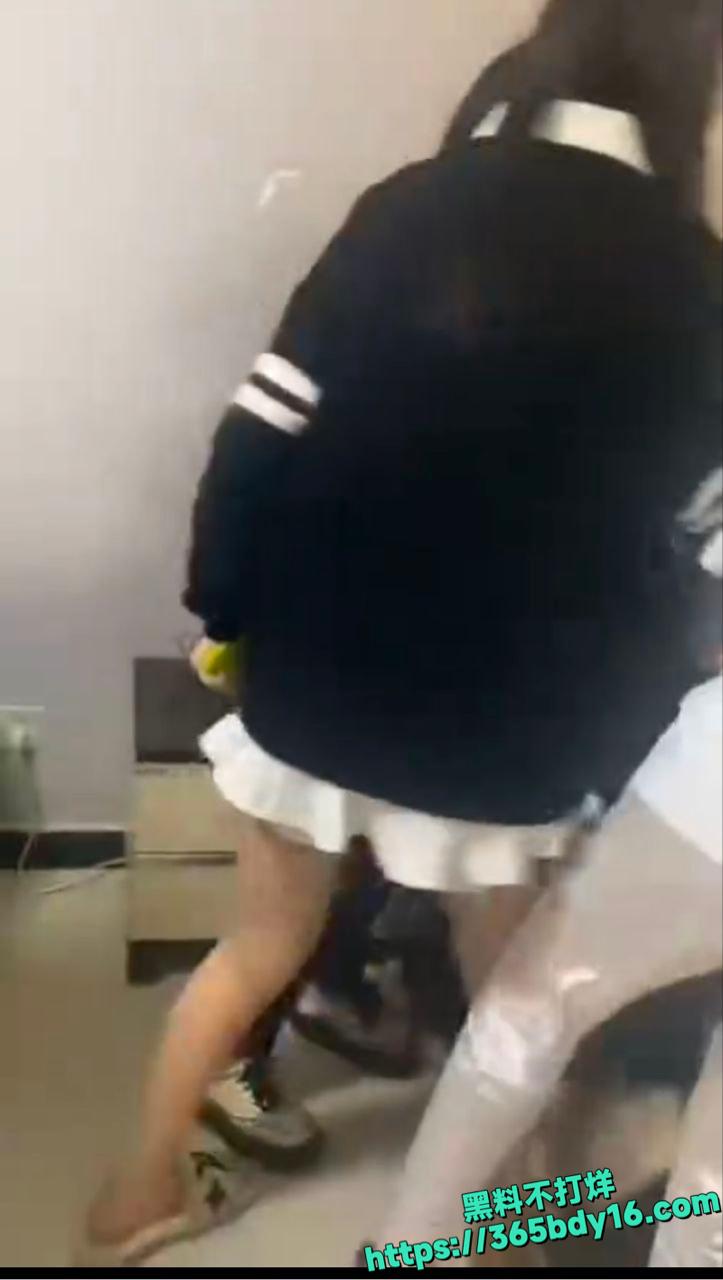 精神小妹聚众霸凌小姑娘事件曝光5.