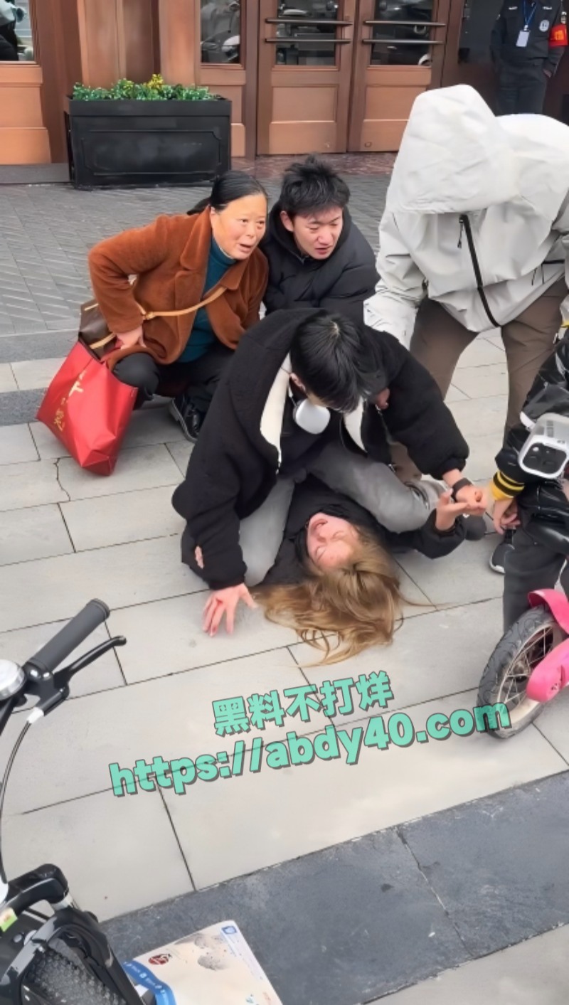 湖南女孩和妈妈吵架要撞车5