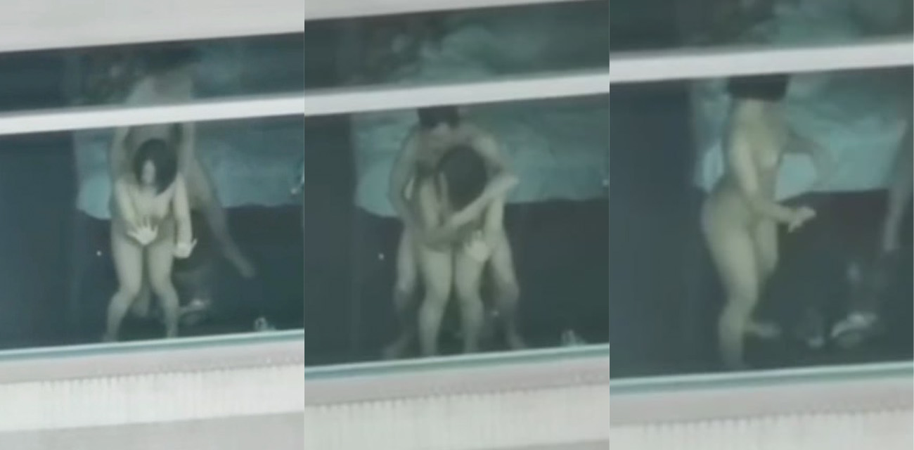 全网疯求的夏日淫梦视频来了 小情侣在透明落地窗前激情性爱 被对面老六拍下曝光