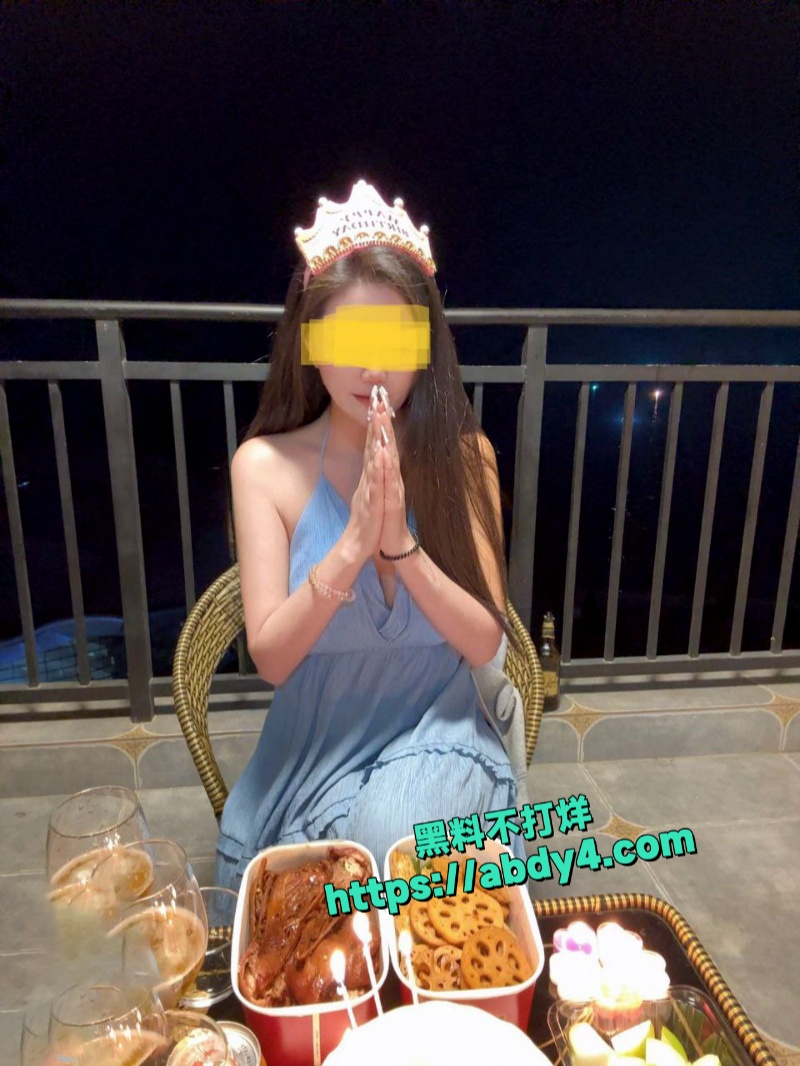 约炮漂亮人妻在阳台做爱 1