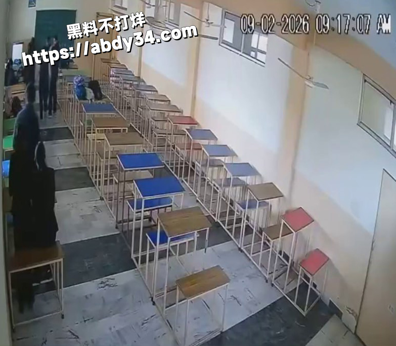 印度一男大学生跟女同学.jpg2