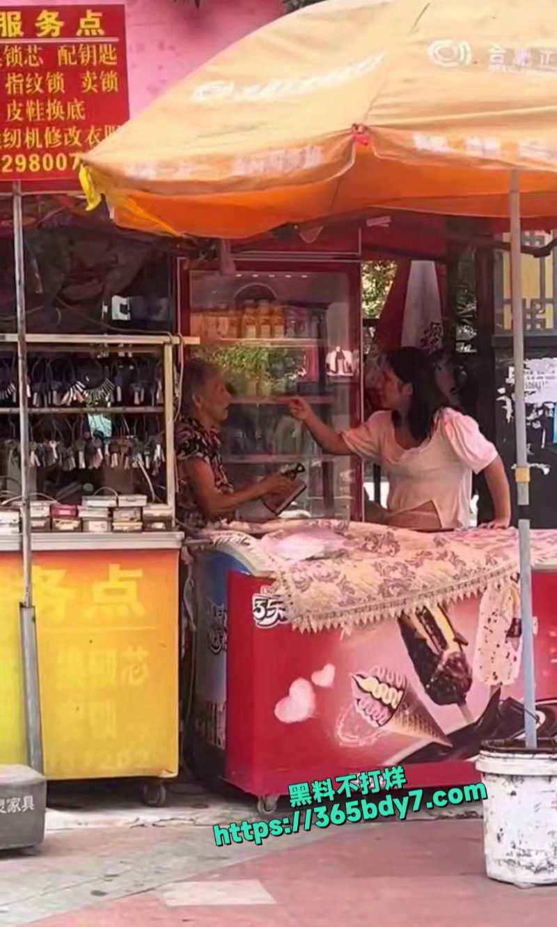 男的出轨原配打小三2