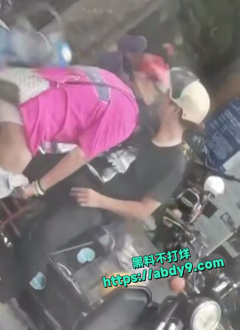 小情侣摩托车上车震 2
