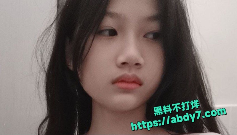 清纯女高厕所抠逼视频1