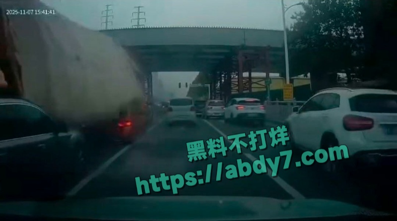 烟台渣土车侧翻掩埋两车事件详报 12
