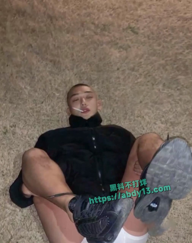 韩国影帝刘亚仁现身上海男同酒吧 31