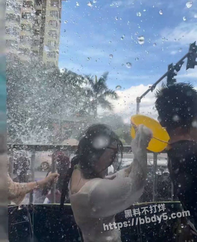 云南西双版纳景洪市的泼水节17