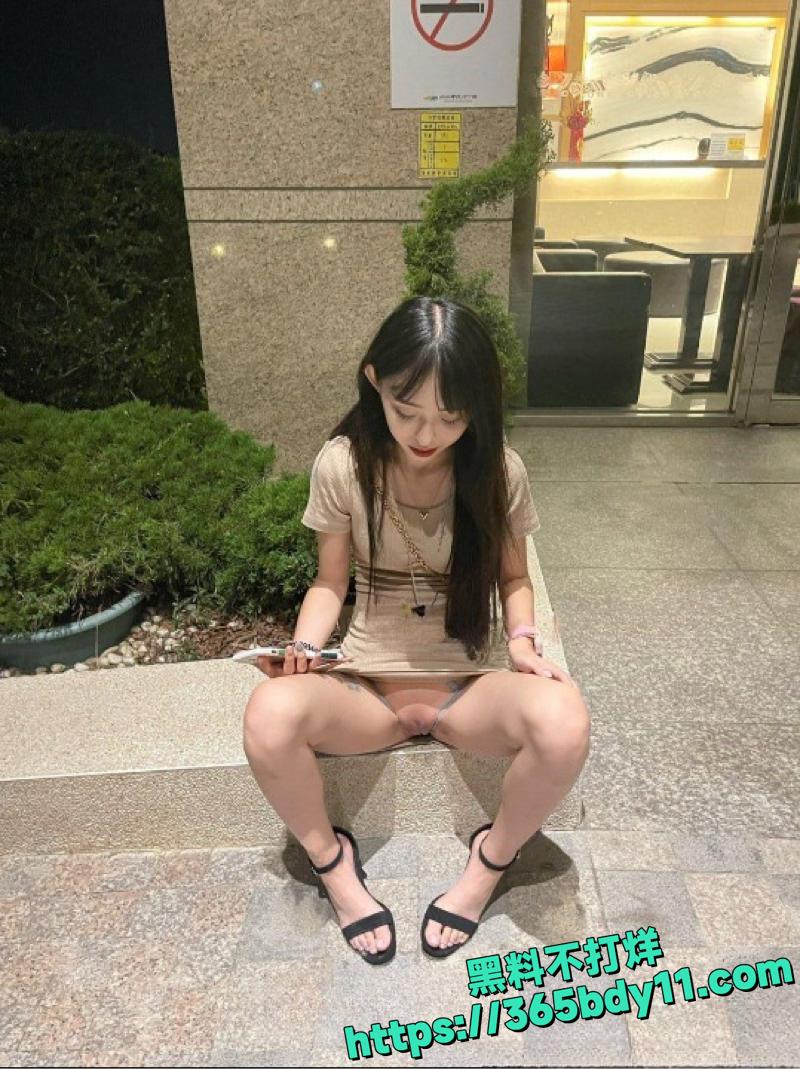 推特性瘾骚妹黄芮芮群P视频泄露2