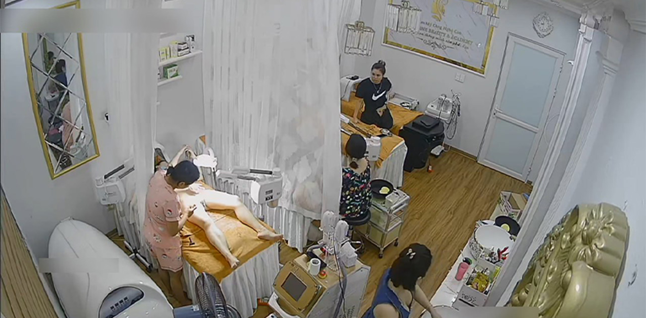 黑客破解美容院联网摄像头 众多少妇赤裸躺在床上保养私处 场面异常的热闹香艳